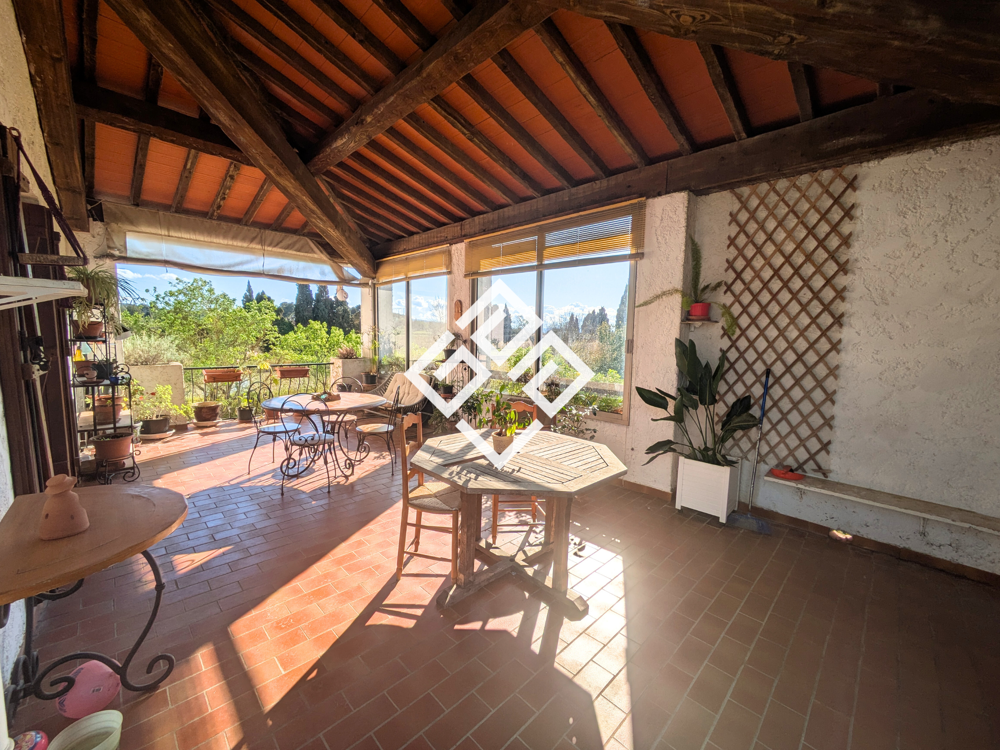 Une propriété de 280 m2 sur 5 000 m2 de terrain avec piscine et grand garage