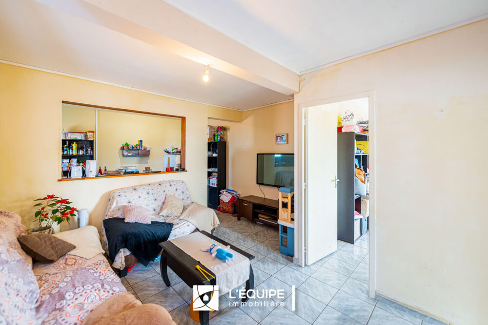 Vente Maison Bien immobilier composé d'un local commercial au RDC et d'un appartement F3 à l'étage avec balcon en vente St benoit