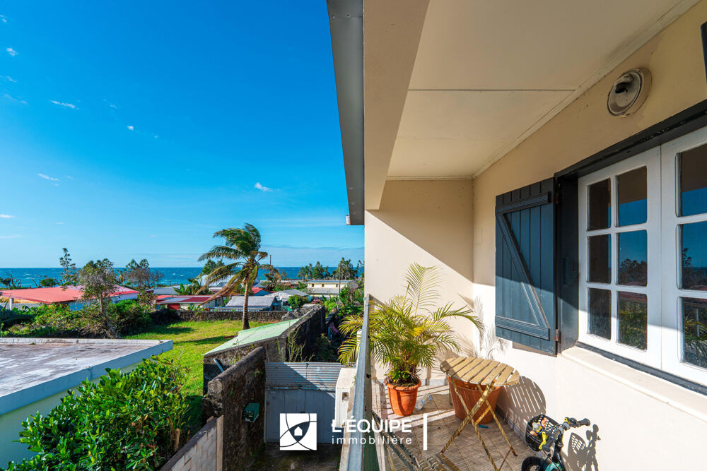 Vente Maison Bien immobilier composé d'un local commercial au RDC et d'un appartement F3 à l'étage avec balcon en vente St benoit