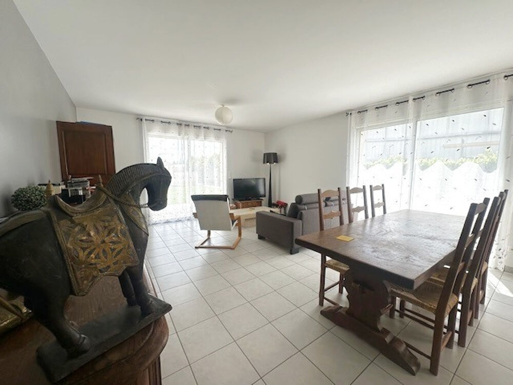 Maison contemporaine de plain-pied 3 chambres, lumineuse et impeccable avec terrain piscinable