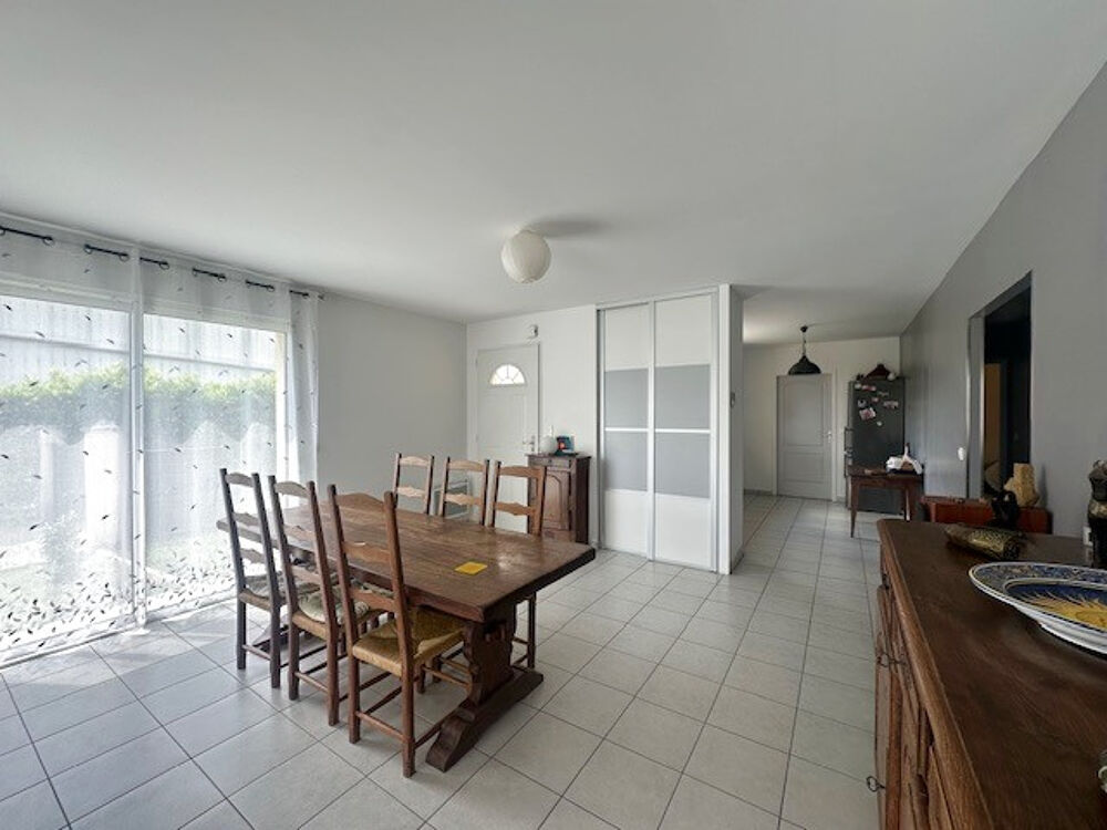 Maison contemporaine de plain-pied 3 chambres, lumineuse et impeccable avec terrain piscinable