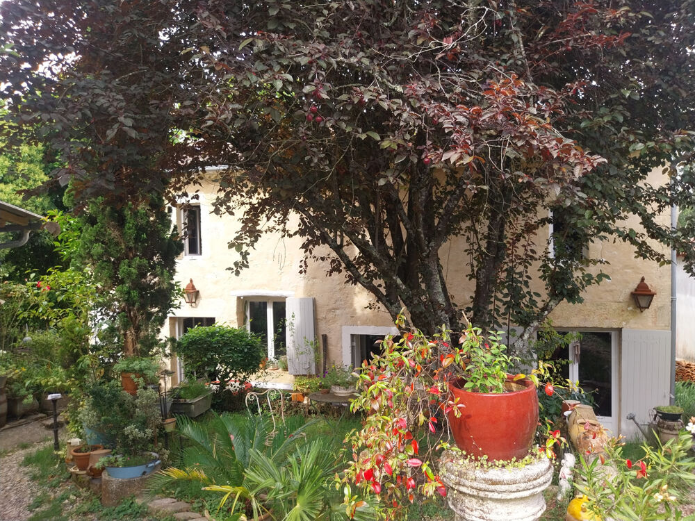 Maison en pierre avec jardin