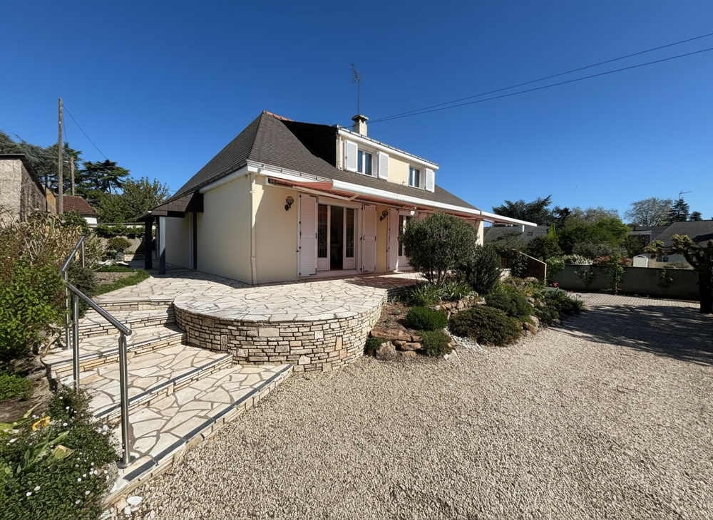 Charmante maison familiale 143 m2 avec 5 chambres, sous-sol complet et fort potentiel à Sainte-Gemmes-sur-Loir