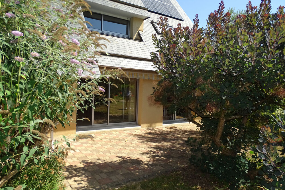 Maison familiale avec grand terrain et garage