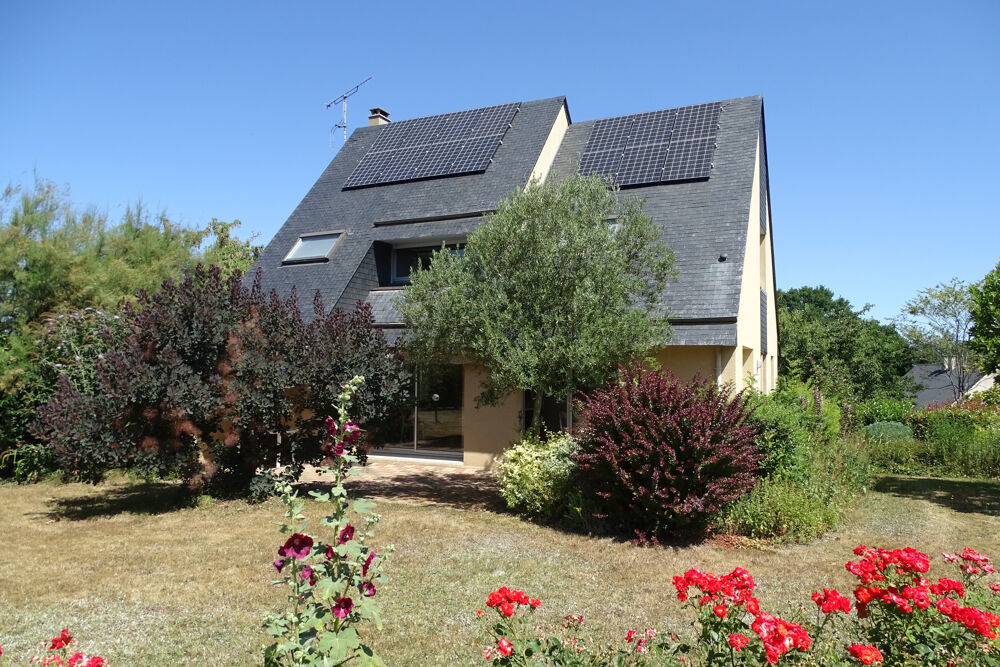 Maison familiale avec grand terrain et garage