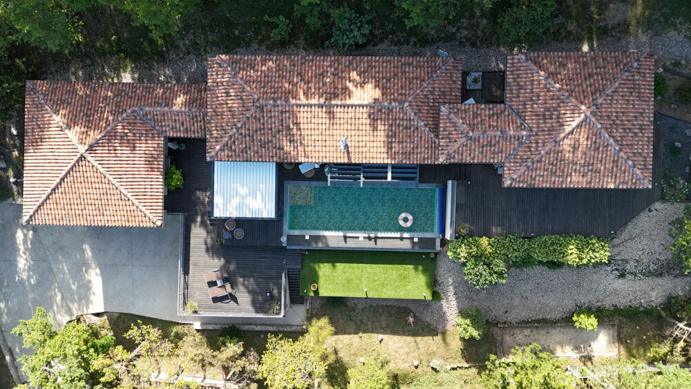 Dominant les hauteurs d'Allan, cette villa avec piscine ne ressemble à aucune autre