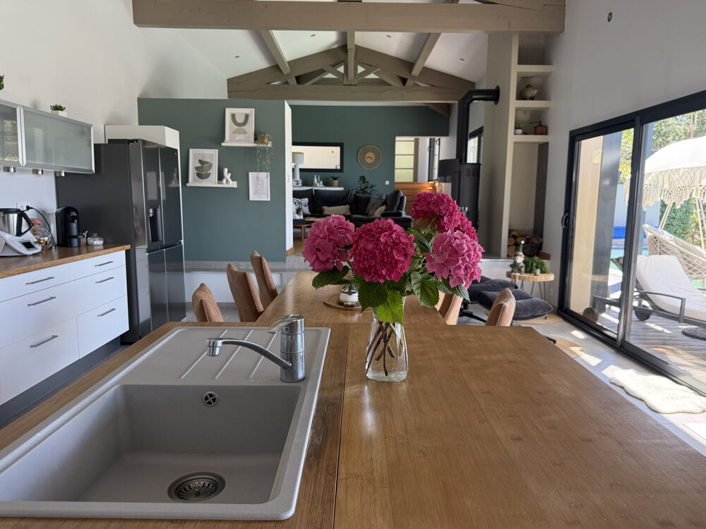 Dominant les hauteurs d'Allan, cette villa avec piscine ne ressemble à aucune autre