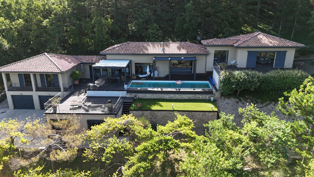Dominant les hauteurs d'Allan, cette villa ne ressemble à aucune autre
