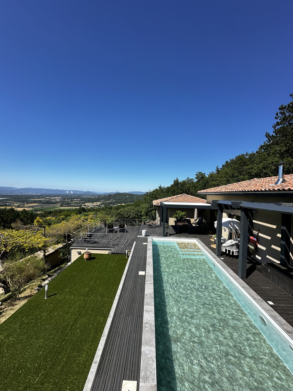 Dominant les hauteurs d'Allan, cette villa avec piscine ne ressemble à aucune autre