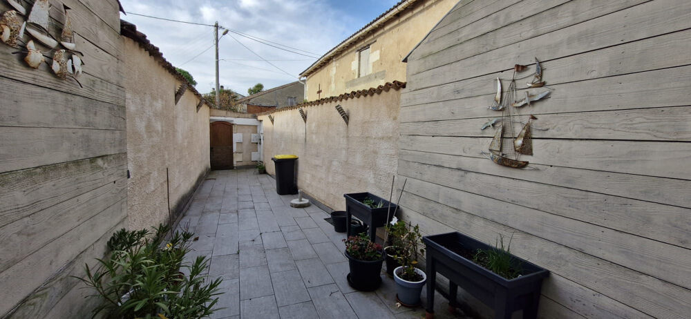 Vente Maison Maison de bourg 91 m2, 2 ch, cour, garage Mortagne sur gironde