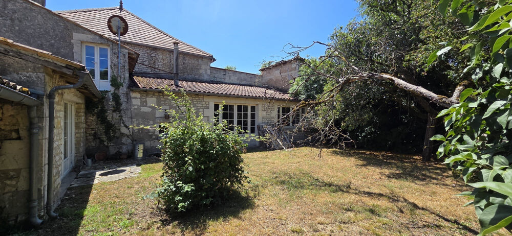 Maison Charentaise - 141 m2, 2 chambres, dépendances