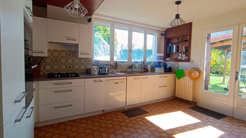 Maison de bourg, 4ch, studio, garages sur 1328 m2 de terrain
