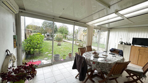   Ensemble de deux maisons donnant sur un jardin clos et arbor� en centre ville de Rioux Maison - 9 pi�ce(s) - 280 m�