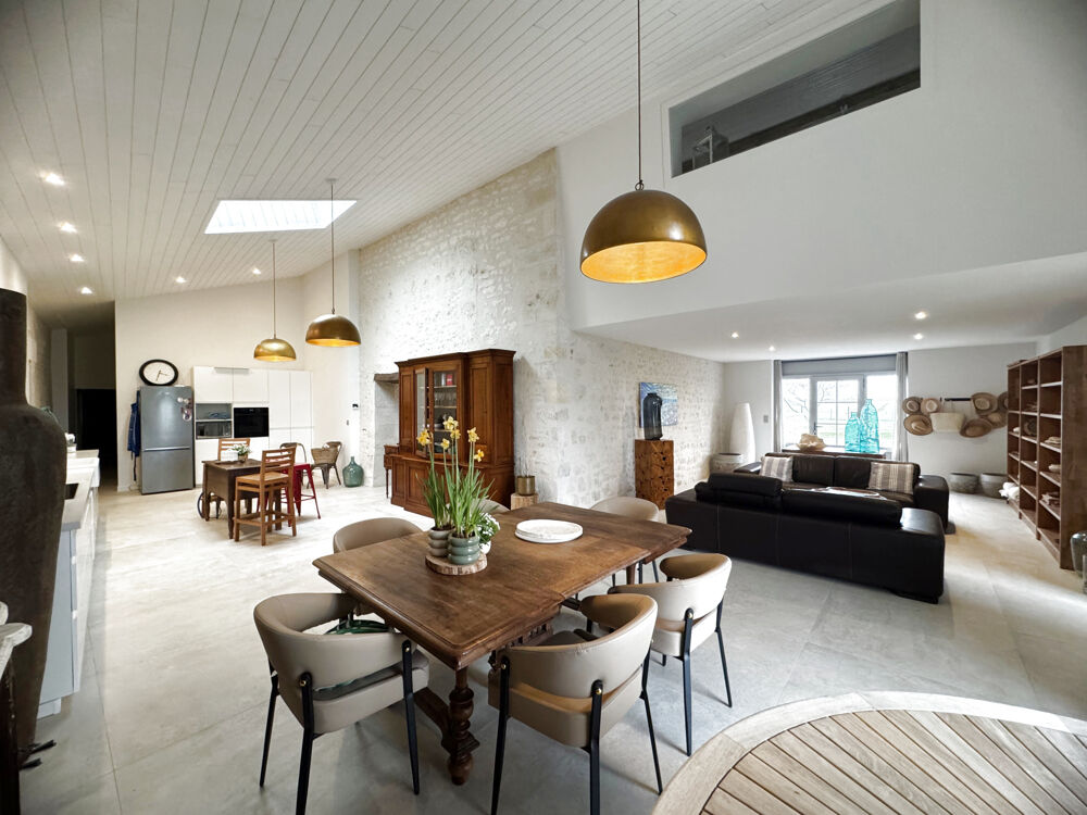 Charentaise dexception de 384 m2 Rénovation haut de gamme au coeur dun jardin de 4 500 m2