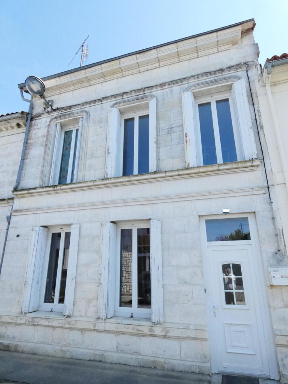 Vente Maison Maison, bourg de Mortagne de 160 m2, 2 ch, atelier et cour Mortagne sur gironde