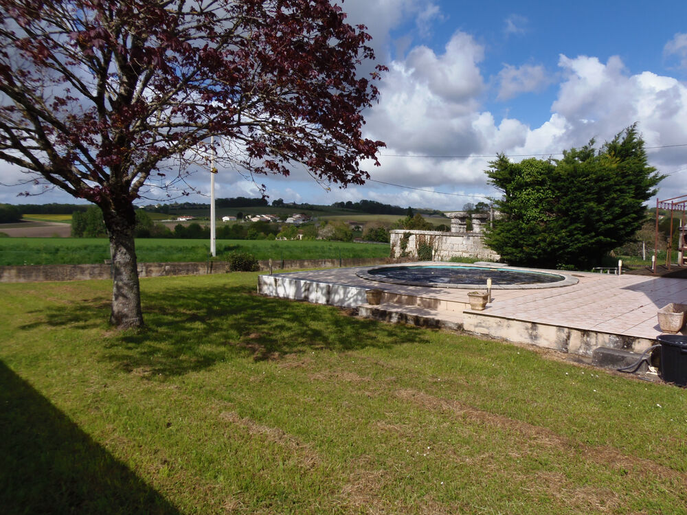 Vente Maison Grande maison individuelle de 4 chambres avec piscine située au bord de la ville. St fort sur gironde