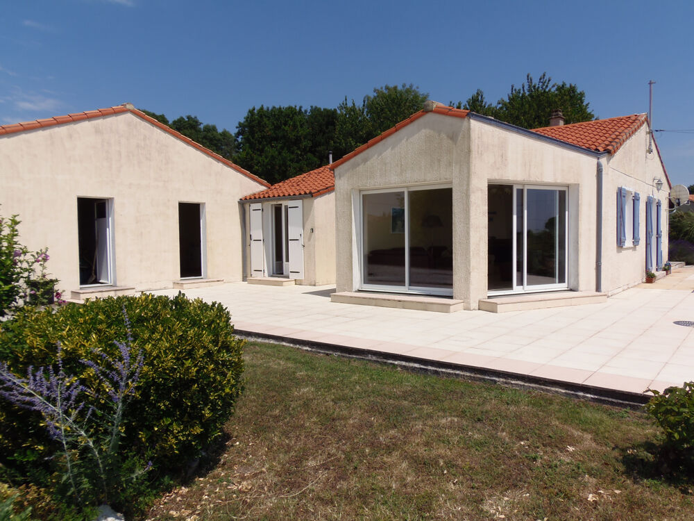 Maison de plain pied avec 4 chambres piscine et belle vue sur l'estuaire de la Gironde.