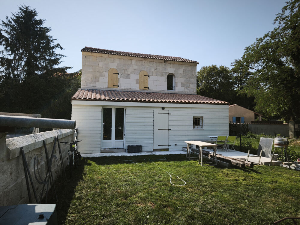 Maison en pierres rénovée 3 chambres, jardin clos au coeur de Saint-Genis-de-Saintonge