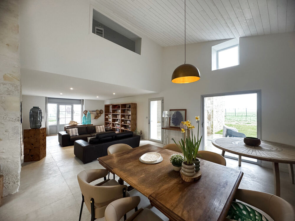Charentaise dexception de 384 m2 Rénovation haut de gamme au coeur dun jardin de 4 500 m2