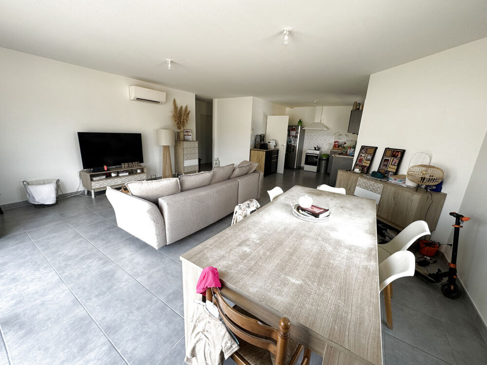 Maison récente de plain-pied au milieu de son jardin avec garage