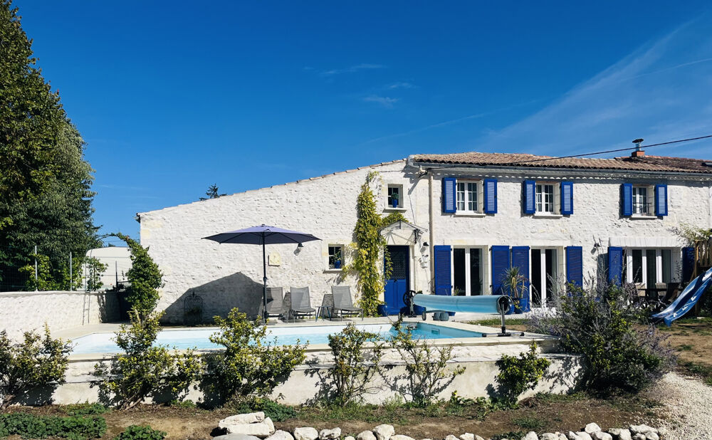 Vente Maison Charentaise en pierre rénovée avec piscine dans un hameau calme de Meschers Meschers sur gironde