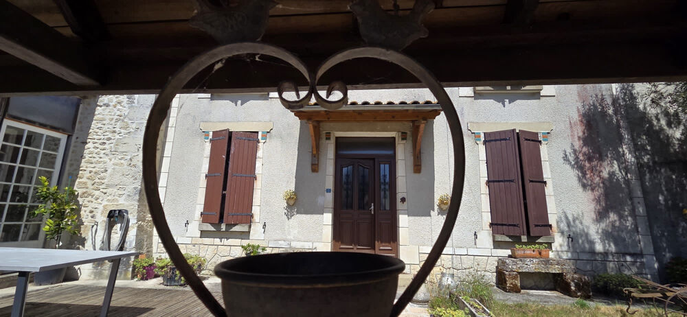 Vente Maison MAISON CHARENTAISE 206 M2, 5 CHAMBRES, GRANDES DÉPENDANCES, JARDIN St fort sur gironde