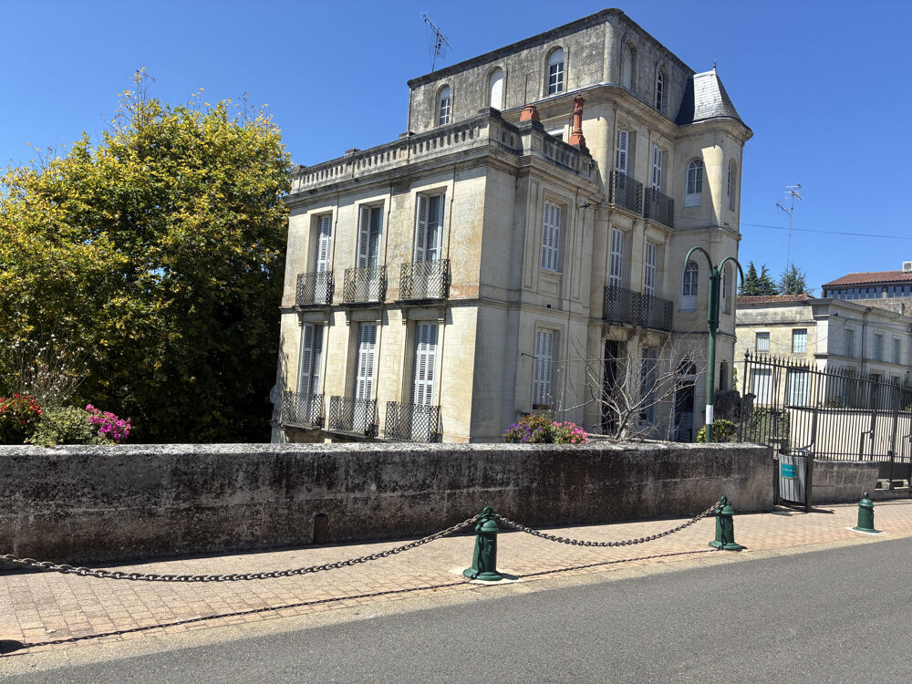 Vente Maison RARE, SUPERBE BATISSE AU COEUR DE JONZAC AVEC JARDIN ET GARAGE Jonzac