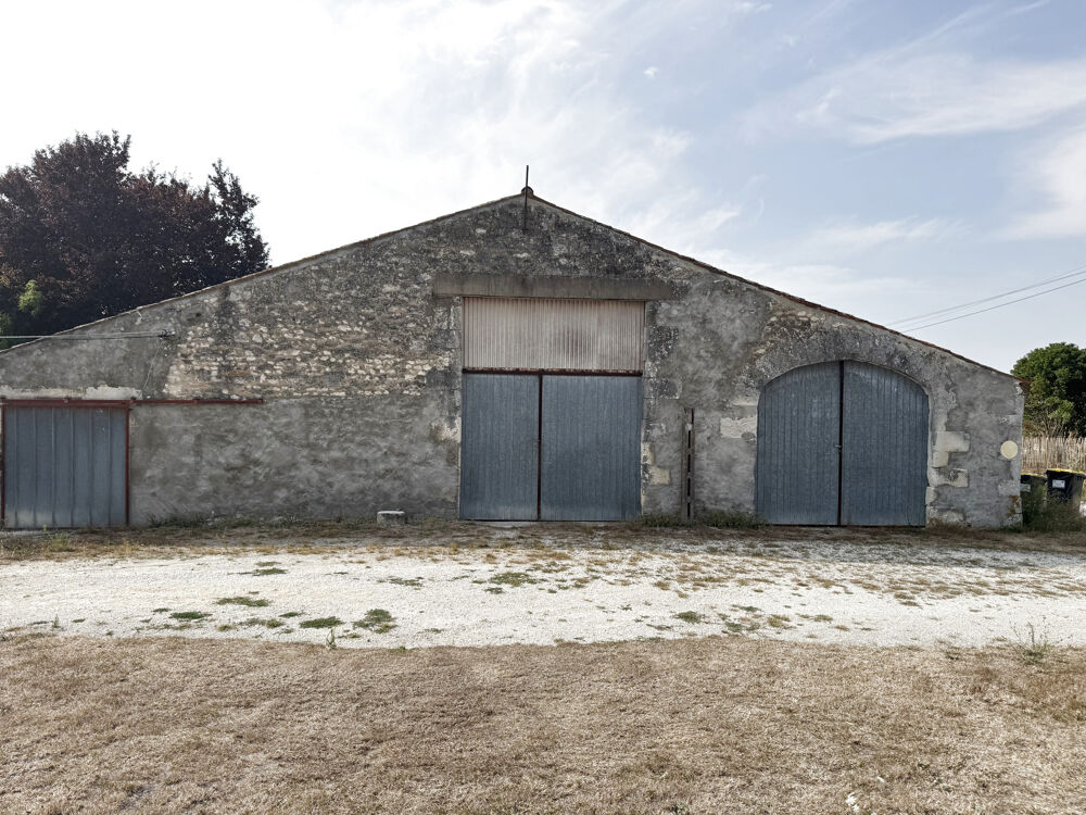 Maison de plain-pied au milieu de son jardin arboré d'arbres fruitiers avec grange de 346 m2