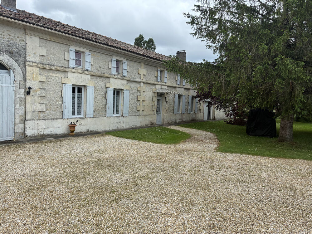 Vente Maison BELLE MAISON FAMILIALE DE 315 M2,  4 CHAMBRES, TERRAIN 8000 M2, DEPENDANCES Messac