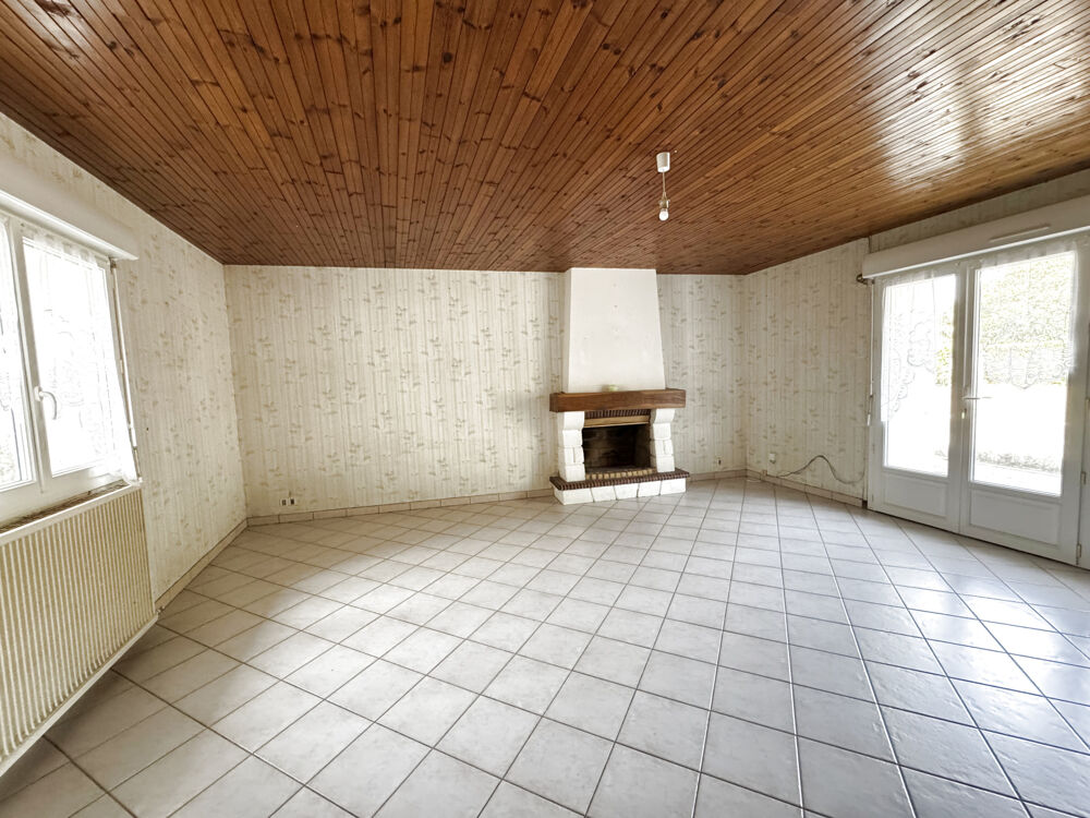 Maison de plain-pied au milieu de son jardin arboré d'arbres fruitiers avec grange de 346 m2