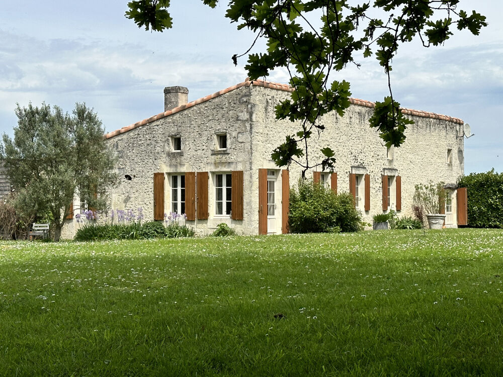 Vente Maison Maison charentaise de plain pied de 171 m2, sur un terrain de 3452 m2 Floirac