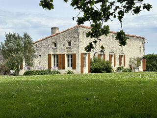 Vente Maison Maison charentaise de plain pied de 171 m2, sur un terrain de 3452 m2 Floirac