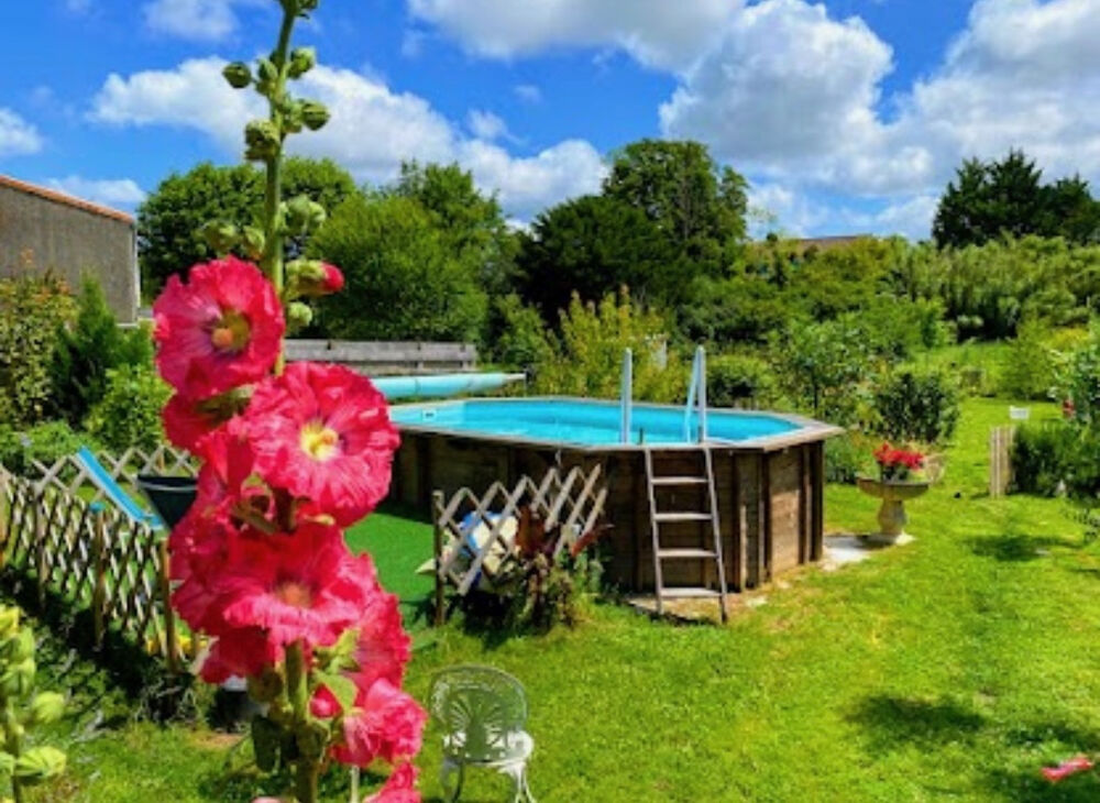MAISON ANCIENNE RÉNOVÉE AVEC DEPENDANCES, JARDIN DE 1000 M2 ET PISCINE AU COEUR DE MORTAGNE-SUR-GIRONDE