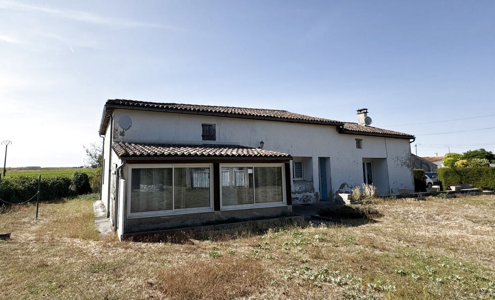Maison de plain-pied au milieu de son jardin arboré d'arbres fruitiers avec grange de 346 m2