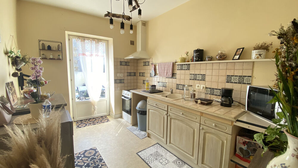 Vente Maison Maison de ville en pierres ou immeuble de rapport plein centre Gémozac (17260) 222 m2 avec jardin et terrasse Gemozac