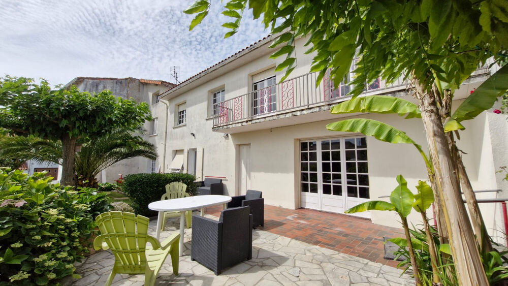 Vente Maison Maison de 184 m2, 5 ch, grenier 215 m2, dépendances, Mortagne-sur-Gironde Mortagne sur gironde