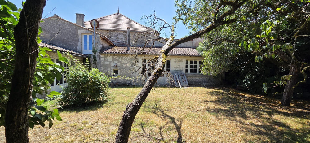Maison Charentaise - 141 m2, 2 chambres, dépendances
