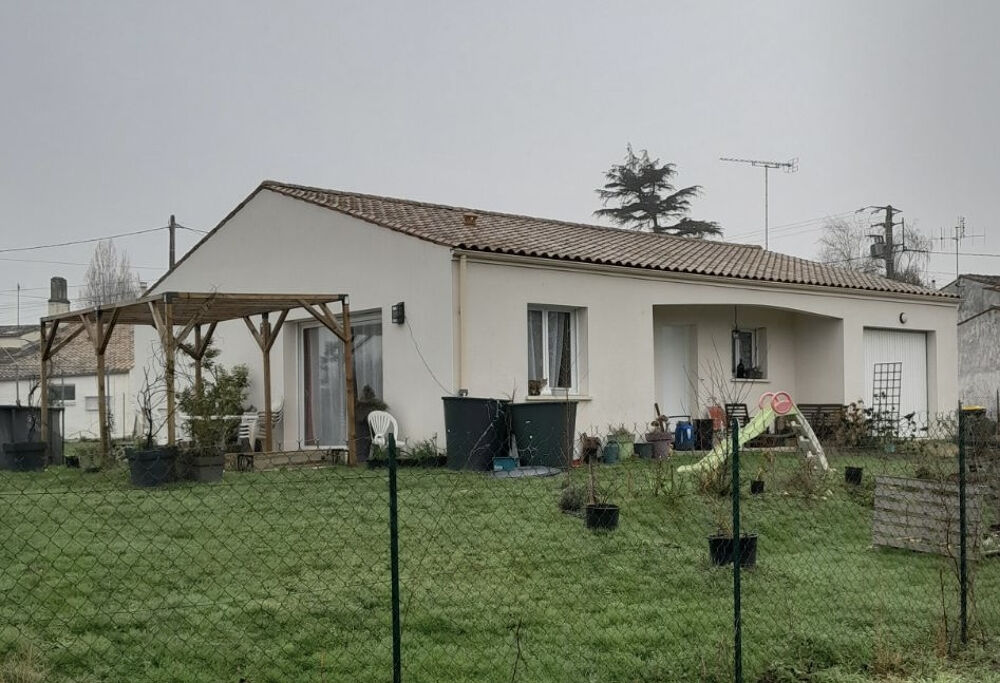 Maison récente de plain-pied au milieu de son jardin avec garage