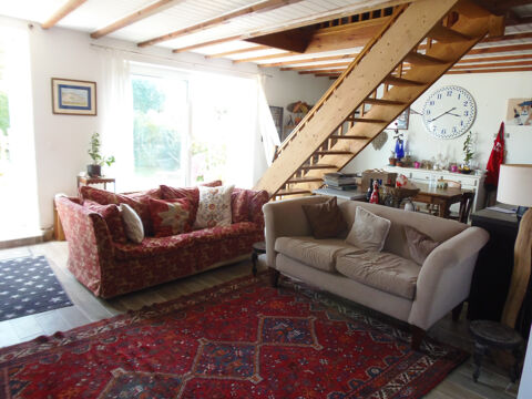   Dans un hameau surplombant l'estuaire de la Gironde, � 500 m�tres de son joli port et � 10 minutes des plages Maison - 5 pi�ce(s) - 106 m�