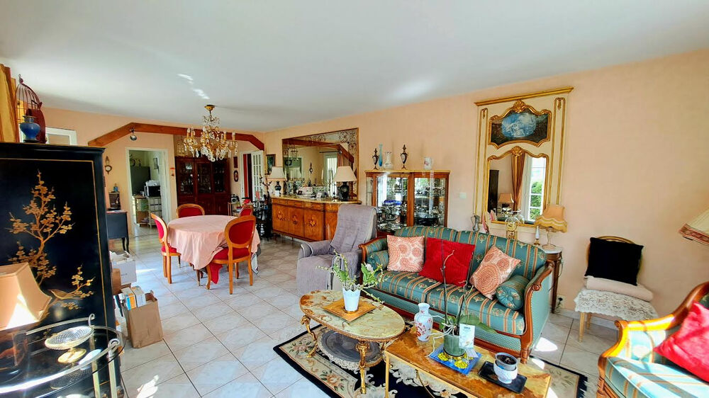 Belle maison de ville , vue dégagée 200m des commerces .