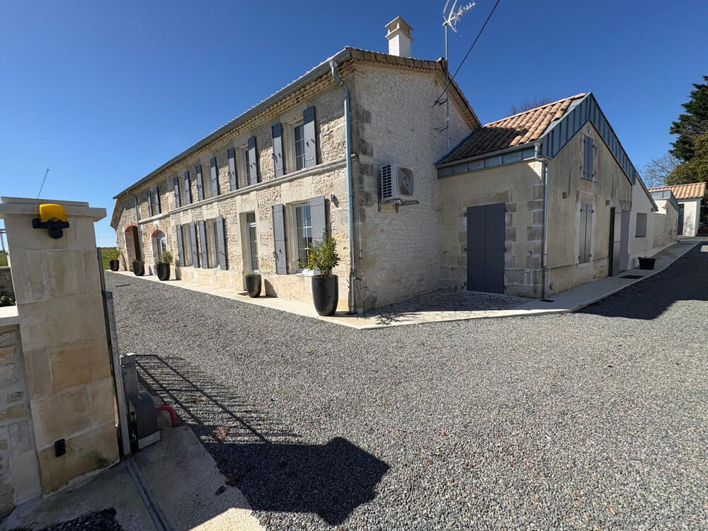 Charentaise dexception de 384 m2 Rénovation haut de gamme au coeur dun jardin de 4 500 m2