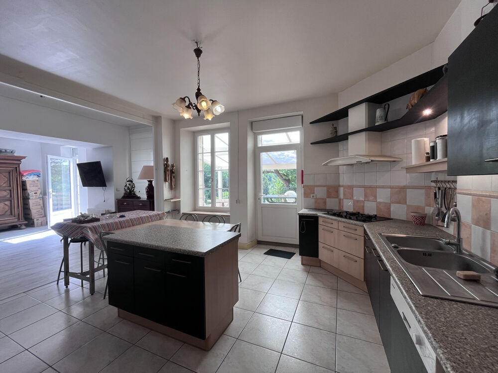 Vente Maison MAISON 322 M2 AVEC GRENIER, CAVE, JARDIN 2365 M2, BOURG DE MORTAGNE Mortagne sur gironde
