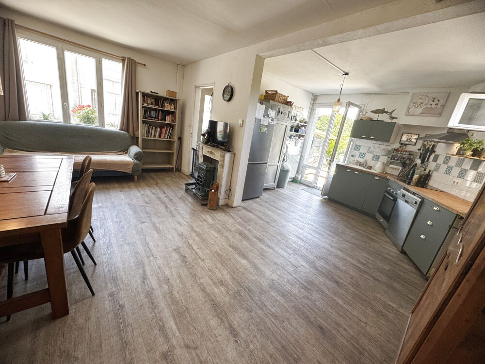 MAISON ANCIENNE RÉNOVÉE AVEC DEPENDANCES, JARDIN DE 1000 M2 ET PISCINE AU COEUR DE MORTAGNE-SUR-GIRONDE