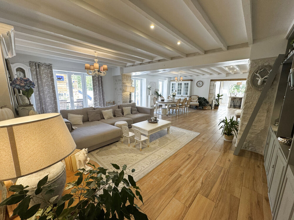 Vente Maison Charentaise en pierre rénovée avec piscine dans un hameau calme de Meschers Meschers sur gironde