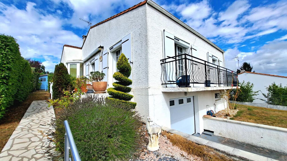 Belle maison de ville , vue dégagée 200m des commerces .
