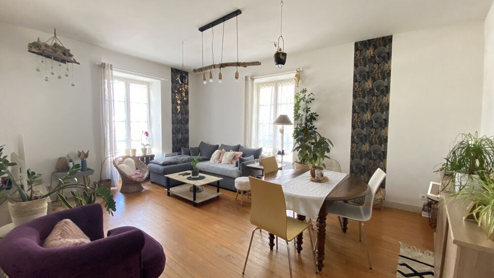 Vente Maison Maison de ville en pierres ou immeuble de rapport plein centre Gémozac (17260) 222 m2 avec jardin et terrasse Gemozac