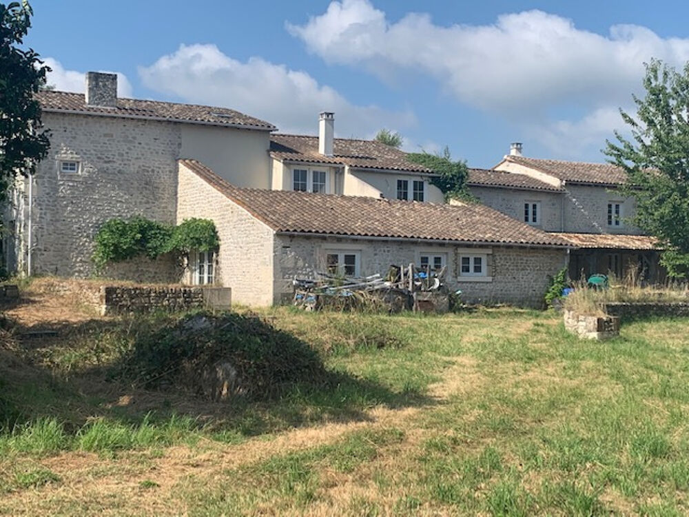 Vente Maison Ensemble Immobilier  composé de 11 Maisons Anciennes à finir de rénover sur un terrain de 5 386 m2 St ciers du taillon