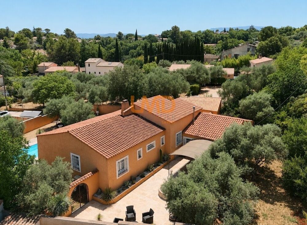 Saint Maximin: maison T5 + studio + dépendance