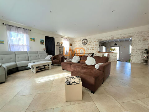   Maison en pierre terrain plat vue d�gag�e 