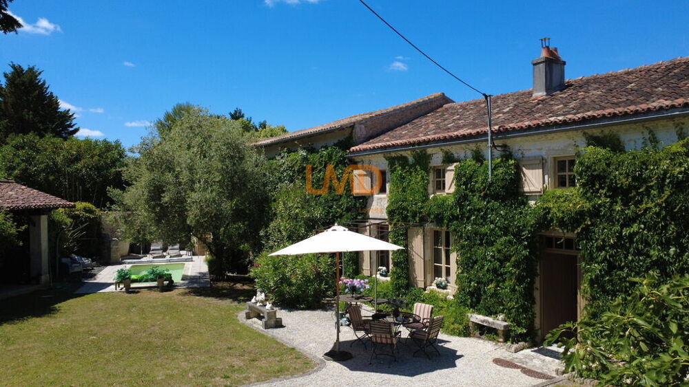 Maison de charme avec piscine et dépendances  218 m²  (17400)